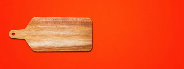 木製のまな板赤の背景に隔離された — ストック写真