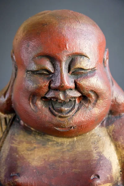 Estátua Madeira Tradicional Buda Chinês Isolado Fundo Escuro — Fotografia de Stock