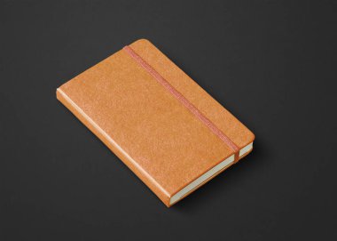 Turuncu deri kapaklı defter. Siyah üzerine izole edilmiş.