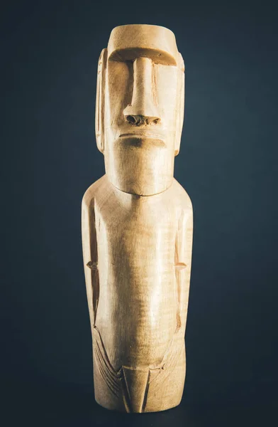 Традиційна Дерев Яна Статуя Моая Острова Пасхи Темне Тло — стокове фото