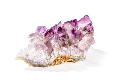 Ametist mücevheri beyaz arkaplanda izole edilmiş.