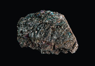 Karborundum kayası siyah bir arkaplanda izole edilmiş.