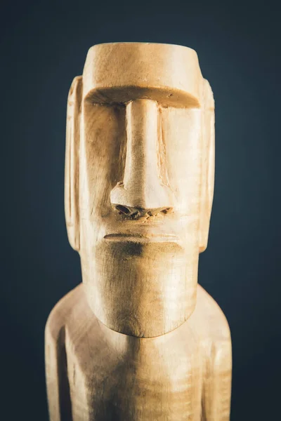 Традиционная Деревянная Статуя Моаи Острова Пасхи Темный Фон — стоковое фото