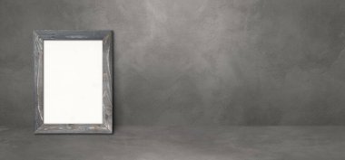 Koyu beton bir duvara dayanan ahşap çerçeve. Boş model şablonu. Yatay Pankart