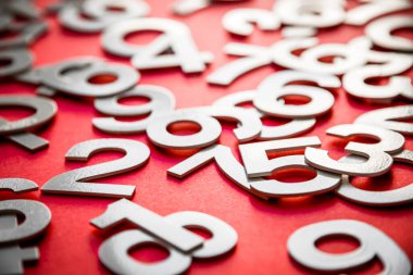 Matematik arka planı sağlam rakamlarla yapılmış. Kırmızıda izole edilmiş