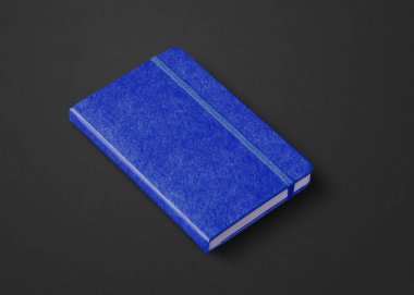 Deniz mavisi kapalı defter modeli siyah üzerine izole edilmiş.