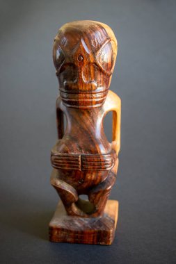 Marquesas Adaları 'ndan geleneksel tahta Polinezya tiki. Karanlık bir arka planda izole edilmiş.