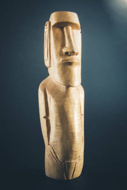 Paskalya Adası 'ndan geleneksel ahşap bir moai heykeli. Koyu arkaplan