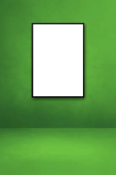 挂在绿色墙上的黑色相框 空白模型模板 — 图库照片