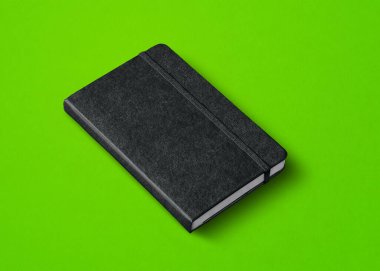 Siyah kapalı defter modeli yeşilde izole edildi