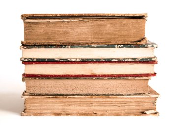 Beyaz arkaplanda izole edilmiş eski kitapların yığını
