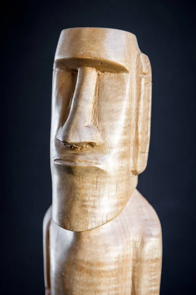 Traditioneel Houten Standbeeld Van Een Moai Van Paaseiland Donkere Achtergrond — Stockfoto