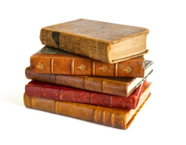 Beyaz arkaplanda izole edilmiş eski kitapların yığını