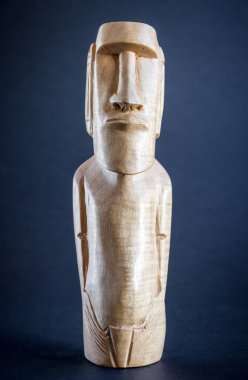Paskalya Adası 'ndan geleneksel ahşap bir moai heykeli. Koyu arkaplan