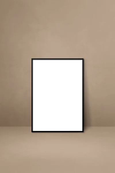 Zwart Fotolijstje Leunend Een Beige Muur Sjabloon Voor Blanco Model — Stockfoto