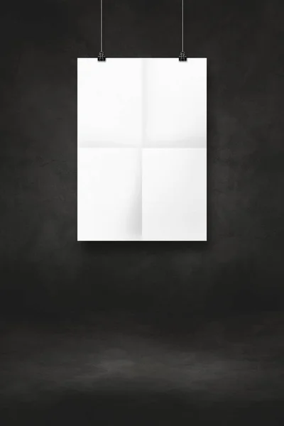 Biały Plakat Składany Wiszący Czarnej Ścianie Klipami Pusty Wzór Makiety — Zdjęcie stockowe