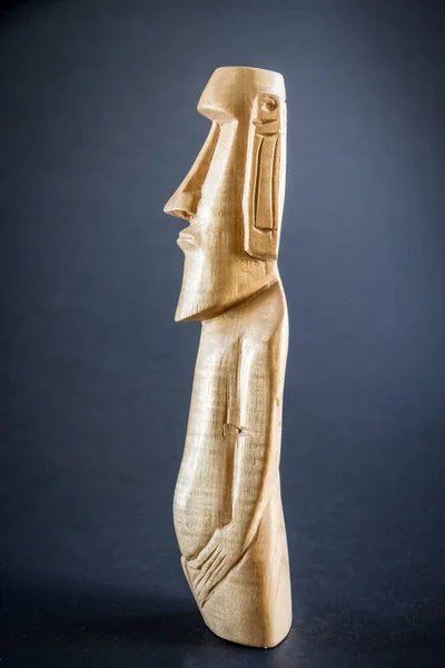 Tradycyjny Drewniany Posąg Moai Wyspy Wielkanocnej Ciemne Tło — Zdjęcie stockowe