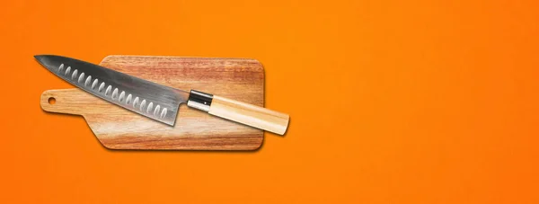 Traditionelles Japanisches Gyuto Chefmesser Auf Einem Schneidebrett Orange Banner Hintergrund — Stockfoto