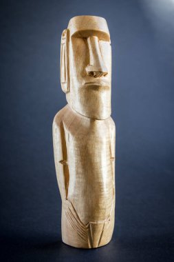 Paskalya Adası 'ndan geleneksel ahşap bir moai heykeli. Koyu arkaplan