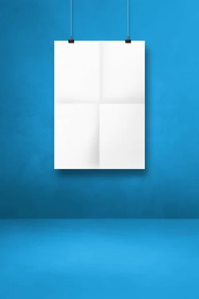Biały Plakat Składany Wiszący Niebieskiej Ścianie Klipsami Pusty Wzór Makiety — Zdjęcie stockowe