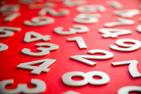 数学背景是用实心数字在木板上做的 在红色上被隔离 — 图库照片