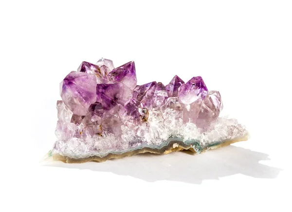 白色背景上孤立的紫水晶宝石 — 图库照片