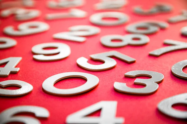 数学背景是用实心数字在木板上做的 在红色上被隔离 — 图库照片