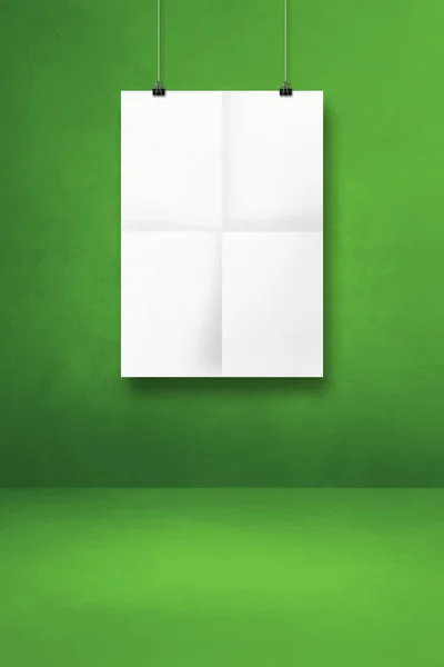 Witte Gevouwen Poster Opknoping Een Groene Muur Met Clips Sjabloon — Stockfoto
