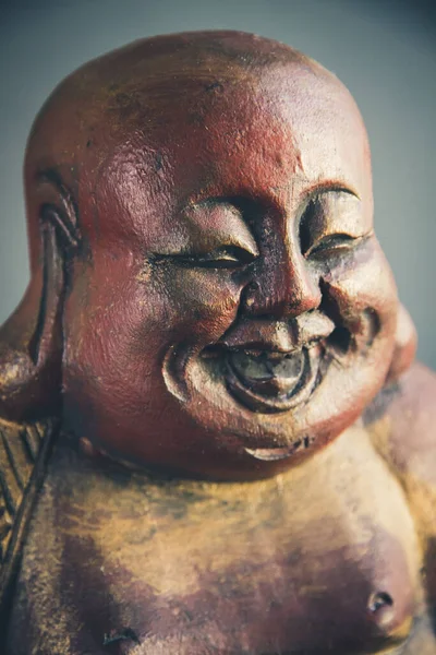 Estátua Madeira Tradicional Buda Chinês Isolado Fundo Escuro — Fotografia de Stock