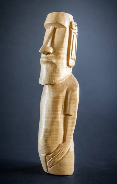 Tradycyjny Drewniany Posąg Moai Wyspy Wielkanocnej Ciemne Tło — Zdjęcie stockowe