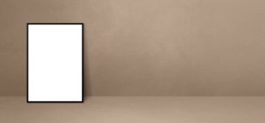 Bej bir duvara yaslanmış siyah resim çerçevesi. Boş model şablonu. Yatay Pankart