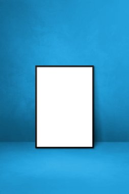 Mavi bir duvara yaslanmış siyah resim çerçevesi. Boş model şablonu