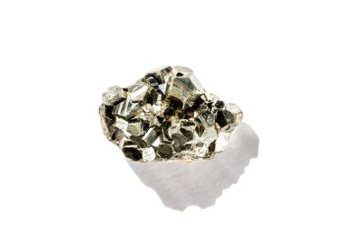 Pyrite değerli taşı beyaz arkaplanda izole edildi