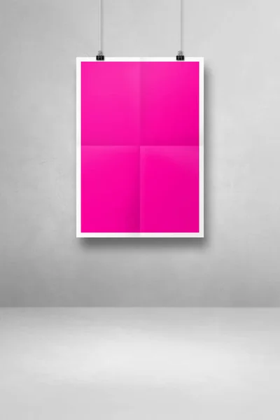 ピンクの折り畳まれたポスタークリップが白い壁にかかっています ブランクモックアップテンプレート — ストック写真