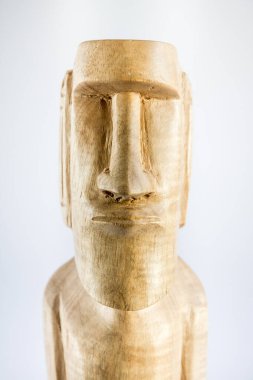 Paskalya Adası 'ndan geleneksel ahşap bir moai heykeli. Beyaz arkaplanda izole
