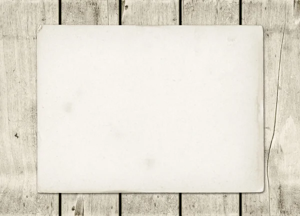 Üres vintage papírlap egy fehér fa tábla — Stock Fotó