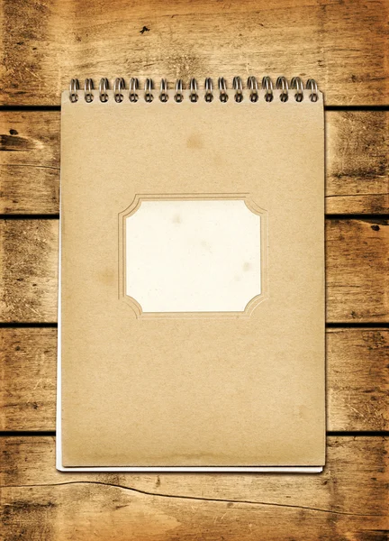 Cuaderno vintage en blanco sobre tabla de madera —  Fotos de Stock