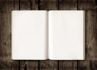 Koyu ahşap masa üzerinde açık kitap