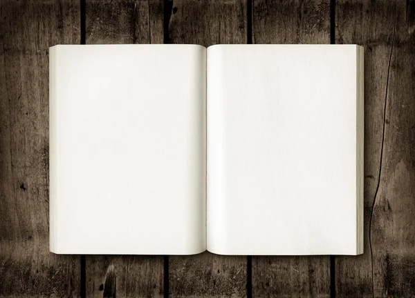 Koyu ahşap masa üzerinde açık kitap