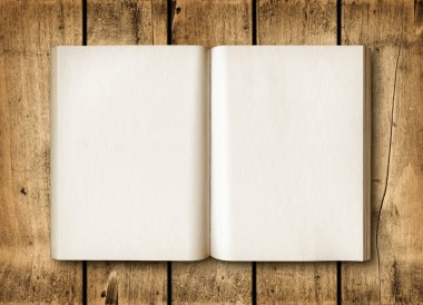 Kahverengi ahşap masa üzerinde açık kitap