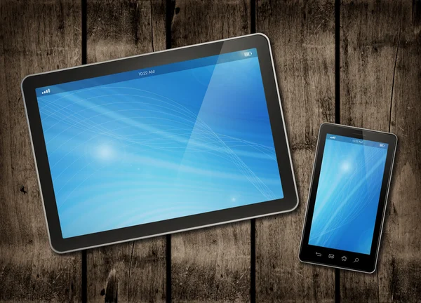 Smartphone y tableta digital PC en una mesa de madera oscura — Foto de Stock