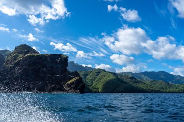 Okyanus üzerindeki yeşil uçurumlar, Taiohae ve Hakaui, Nuku Hiva, Marquesas Adaları ve Fransız Polinezyası arasındaki engebeli kıyı şeridi boyunca yükselir.