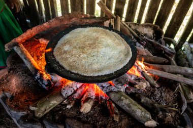 Ekvador 'un Cuyabeno Reserve kentindeki geleneksel Siona köyünde bir kasava (yuca) keki pişiriliyor.
