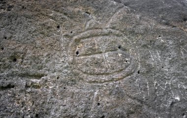Huahine adasındaki Marae Manunu 'da taşa kazınmış bir kaplumbağa petroglyph, Polinezya ataları sanatı, kültür mirası ve ruhani gelenekleri yansıtıyor.