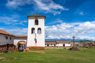 Chinchero, Peru 'daki sömürge kilisesinde beyaz kerpiç duvarları, bir çan kulesi ve terracotta çatıları bulunur. Tarihi site And ve İspanyol mimari tarzlarını harmanlıyor