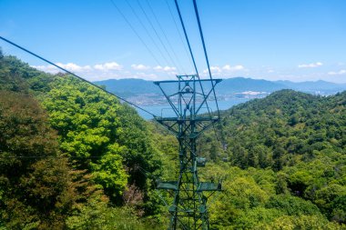Miyajima halat yolu Misen Dağı 'na yükselir ve Japonya' daki Seto İç Denizi ve Hiroşima şehri üzerinde geniş manzaralar sunar.