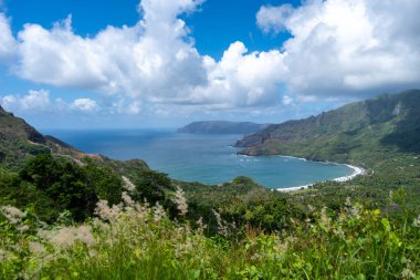 Hiva Oa, Marquesas Adaları, Fransız Polinezyası 'ndaki Puamau kıyısında sarp kayalıklar, yemyeşil tepeler ve Pasifik Okyanusu' nda turkuaz suyu bulunan tenha bir koy bulunur.