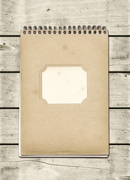 Cuaderno de notas en espiral cerrado sobre una mesa de madera blanca —  Fotos de Stock