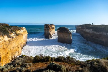 Tom ve Eva Lookout, Büyük Okyanus Yolu 'ndaki 12 Havari boyunca uzanan ve engebeli kıyı güzelliklerini gözler önüne seren kireçtaşı yığınlarının nefes kesici bir görüntüsünü sunuyorlar.