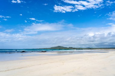 Isabela Adası 'ndaki Puerto Villamil Sahili' nin sakin bir manzarası. Açık turkuaz su ve Galapagos Takımadası, Ekvador 'daki yumuşak kumlu kıyılar.